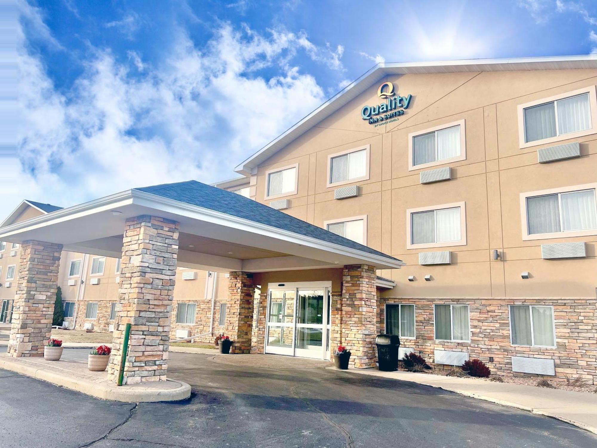 Quality Inn & Suites Wisconsin Dells Downtown - Waterparks Area Exterior photo