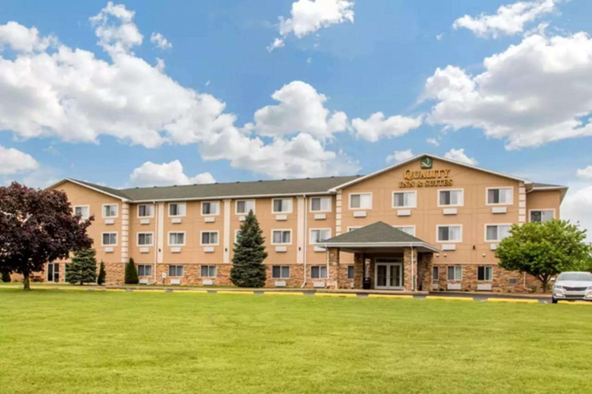 Quality Inn & Suites Wisconsin Dells Downtown - Waterparks Area Exterior photo
